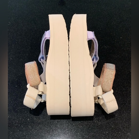 TEVA Platform Sandal, Size 6, Flatform - Picture 6 of 11